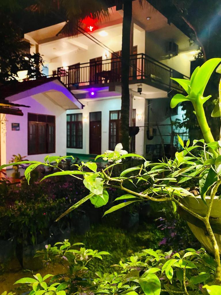 Gihan Guesthouse Mirissa Bagian luar foto