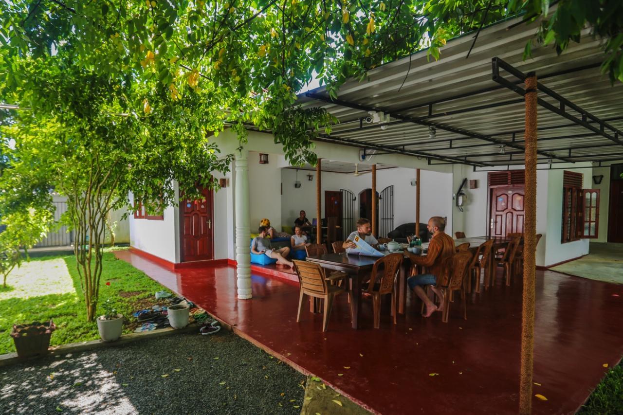 Gihan Guesthouse Mirissa Bagian luar foto